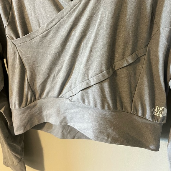 The North Face Women’s Gray Motivation Cropped Wrap Sweater Hoodie Size Medium - Picture 5 of 8